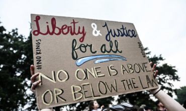 Trump hinter den Spiegeln – Wie Rechtspopulisten in den USA und in (Ost)Europa voneinander lernen