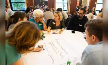 Gemeinsam gestalten trotz Gegensätzen? Gelingende Kooperation in Kommunen in Zeiten von Bedrohungslagen und demokratischer Destabilisierung