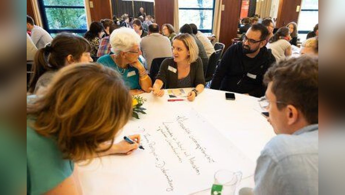 Gemeinsam gestalten trotz Gegensätzen? Gelingende Kooperation in Kommunen in Zeiten von Bedrohungslagen und demokratischer Destabilisierung