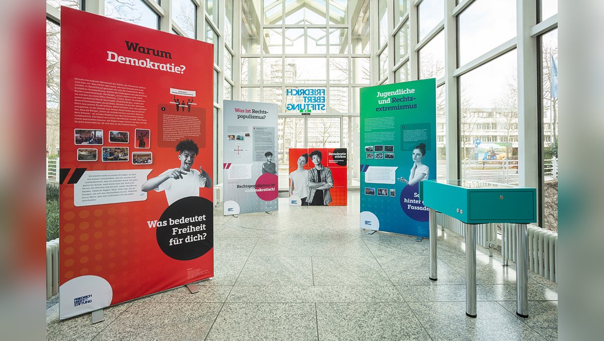 Ausstellung „Demokratie stärken – Rechtsextremismus bekämpfen“