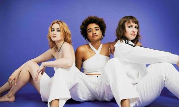 NO SCRIBES – Die literarische Girlband mit Paula Fürstenberg, Alisha Gamish und Raphaëlle Red: Literatur-Musik-Performance im Rahmen der Queerfeministischen Festivalwochen