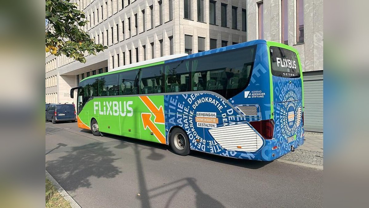 Demokratie im Gespräch – Halt des Demokratiebusses in Greifswald