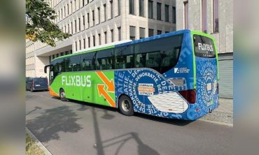 Demokratie im Gespräch – Halt des Demokratiebusses in Neubrandenburg