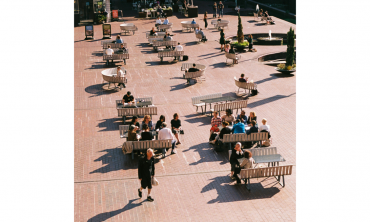 „Die brennende Demokratie: Warum der Schlüssel in neuen Öffentlichkeiten liegt”