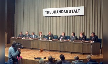 Erzählsalon: Der große Schock- wie Ostdeutsche die Folgen der Treuhandpolitik erlebten