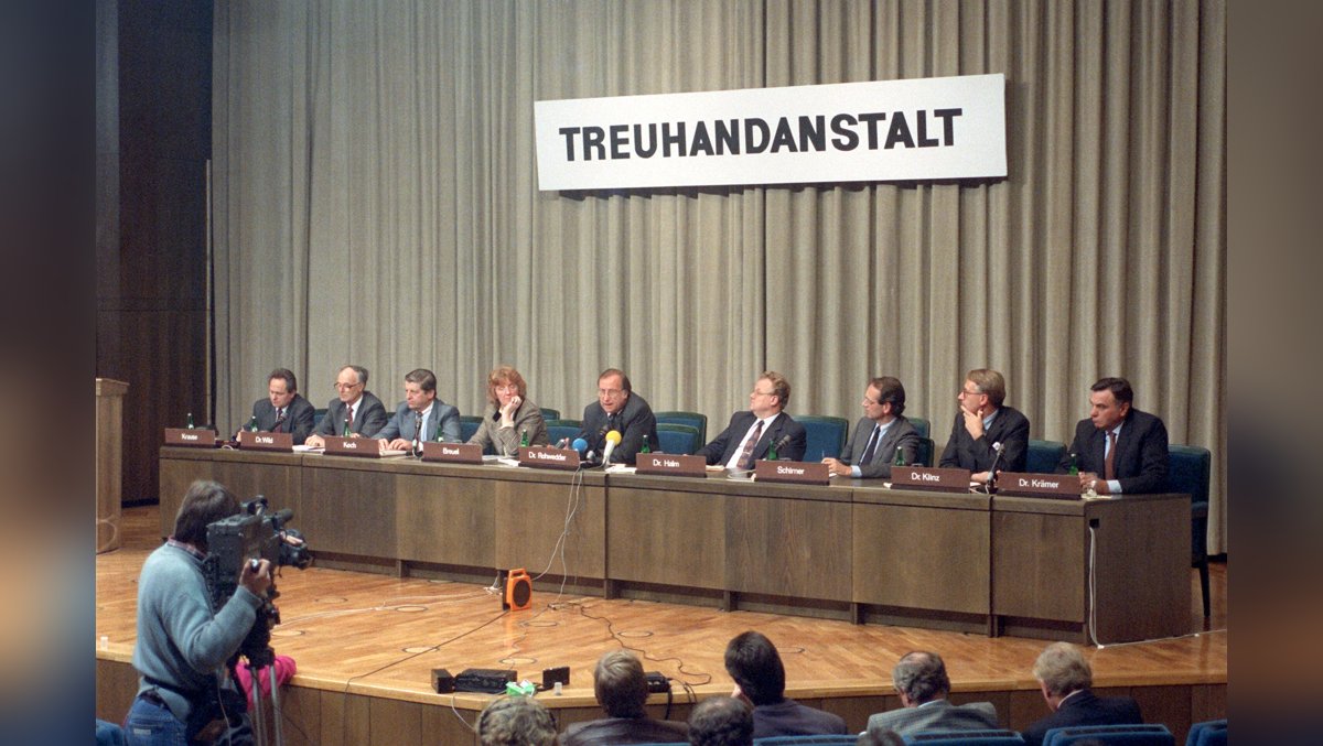 Erzählsalon: Der große Schock- wie Ostdeutsche die Folgen der Treuhandpolitik erlebten